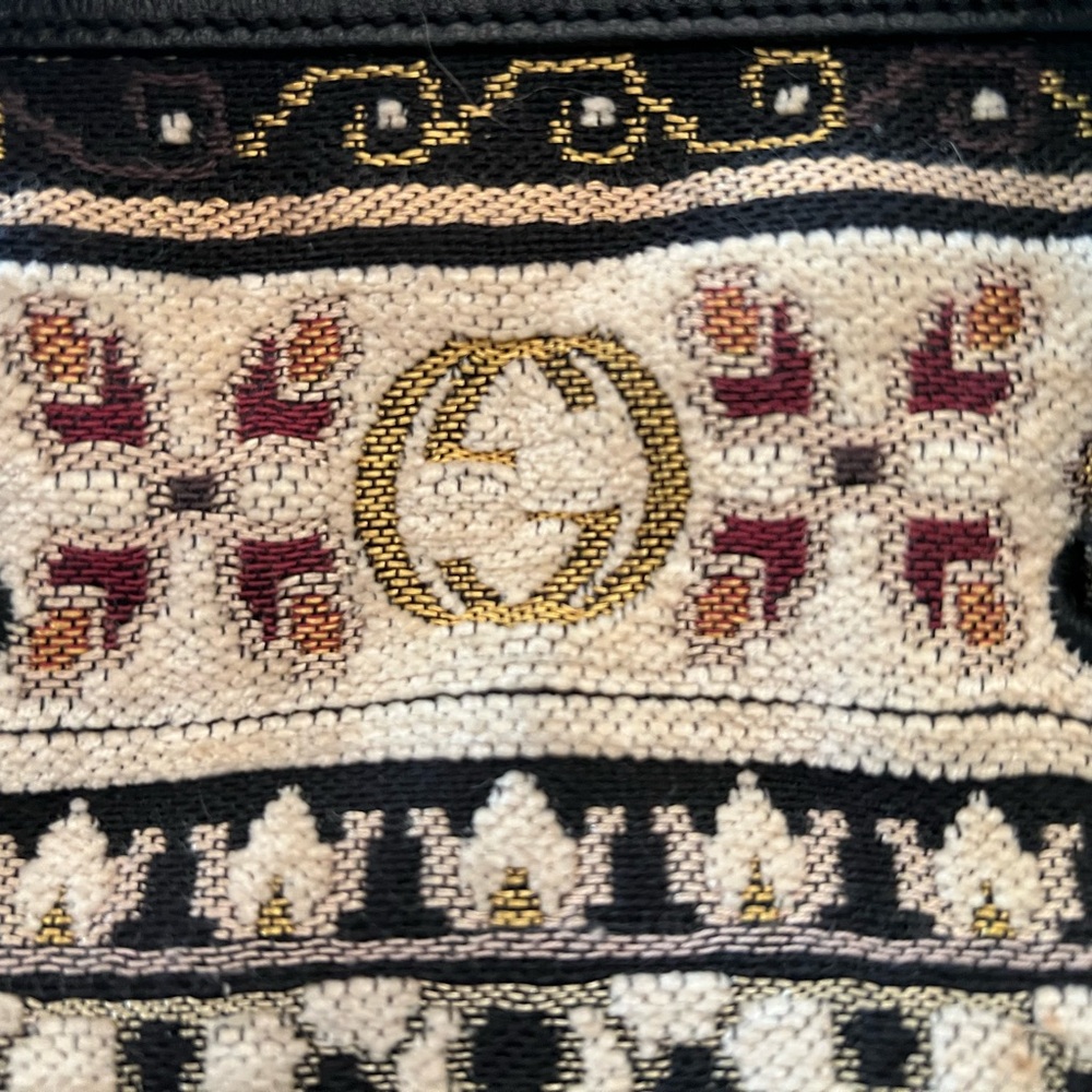 Elegant Authentic Gucci Tapestry Handbag - Picture 5 of 15